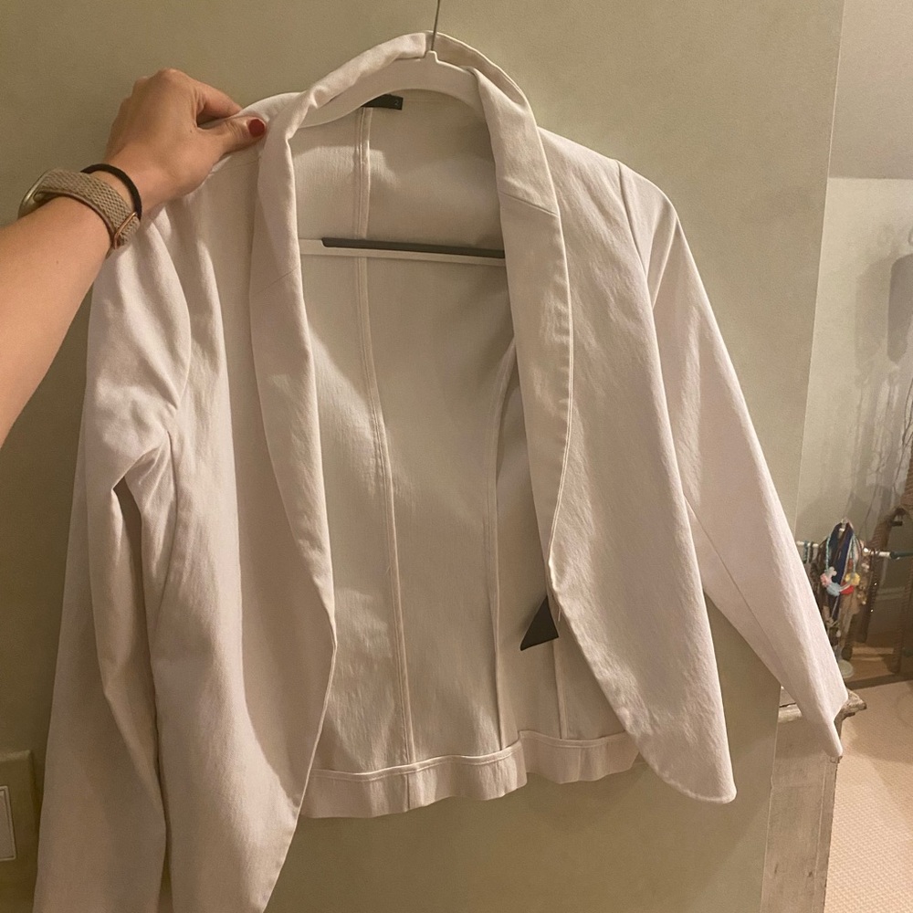 White Blazer with Classic Lapel Collar